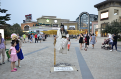 北京惊现悬浮羽人 闹市